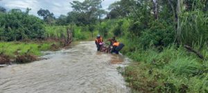 Motos dans l'eau